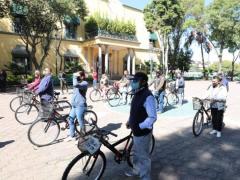 Grupo de personas con bicicletas y cubrebocas. Fotografía: ContraRéplica. 