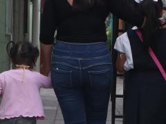 Mujer con dos niñas, todas de espaldas. Fotografía : Archivo de El Universal.