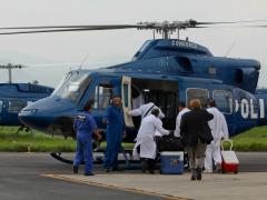 Médicos suben a helicóptero. Fotografía: La Jornada.