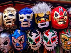 Máscaras de luchadores en exhibición. Fotografía: Larry Costales.
