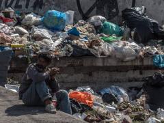 Persona sin hogar en un basurero. Fotografía: El Financiero