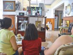Familia usa cubrebocas y ve televisión. Fotografía: Ignacio Huitzil.