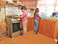 Mujeres prepara la comida con todo y cubrebocas puesto. Fotografía: Ignacio Huitzil.