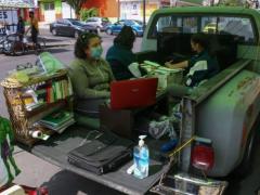 Niñas toma clases en una camioneta improvisada. Fotografía: Cuartoscuro.