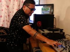 Jesús González, fundador de Sonido Pancho de Tepito con su consola de sonido. Fotografía: Ariana Pérez.