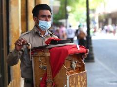 Juan Pablo, organillero desde hace 10 años sobre calle 5 de Febrero, en el centro de Ciudad de México. Fotografía: Karina Hernández