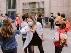 Dos personas saludan a la usanza de las condiciones que permite la pandemia. Fotografía: Jon Rodríguez D.