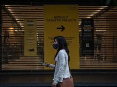 Transeúnte pasa por Outlet Palacio de Hierro. Fotografía: Forbes México.