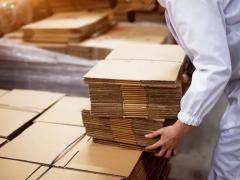El comercio electrónico y la baja producción global de cartón encarecieron el precio de este material en México. Fotografía: Shutterstock.