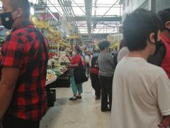 Compras en pasillo de verduras, Mercado La Argentina. Fotografía: Sofía Rebeca Aguilar Salcedo.