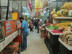 Pasillo de venta de verduras y una carnicería, Mercado La Argentina. Fotografía: Sofía Rebeca Aguilar Salcedo.
