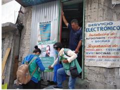 Trabajadoras del Gobierno de la Ciudad de México colocan cartel con las medidas sanitarias en un local. Fotografía: Ángel Alberto Blancas Rivera.