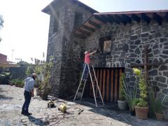 Trabajadores realizan la sanitización con ayuda de equipo desinfectante, Parroquia San Alberto Magno, Copilco El Alto, Coyoacán. Fotografía: Ángel Alberto Blancas Rivera.