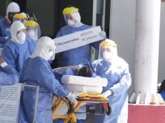 Personal médico atiende a un posible paciente de COVID-19. Fotografía: Animal Político.