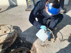 Ingenieros recolectan muestras de aguas residuales. Fotografía: Boletín UNAM.