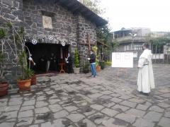 Sacerdote y ayudante reciben a la gente en el atrio de la parroquia, Copilco, CdMx. Fotografía: Ángel Alberto Blancas Rivera.