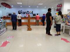 Medida “sana distancia” con marcas en la superficie, almacen El Gran Sol, Coyoacán. Fotografía: Ángel Alberto Blancas Rivera.