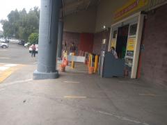 Barrotes de plástico y vigilante en la entrada del Home Depot, San Jeronimo, Ciudad de México. Fotografía: Ángel Alberto Blancas Rivera.