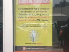 Cartel que especifica el número de personas dentro de Home Depot, San Jerónimo, Ciudad de México. Fotografía: Ángel Alberto Blancas Rivera.