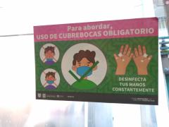 Aviso Para abordar, uso de cubrebocas obligatorio, taxi en CdMx. Fotografía: Ángel Alberto Blancas Rivera.