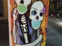 Cartel de la exposición Olvidarte Nunca en la que se aprecian calaveras con cubrebocas. Fotografía: Ángel Alberto Blancas Rivera.