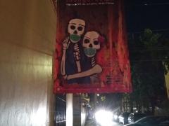 Cartel de la exposición Olvidarte Nunca colocado en una calle. Fotografía: Ángel Alberto Blancas Rivera.