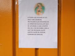 Aviso para los vecinos que asistirán al rosario, calle Ezequiel Ordoñez, Copilco El Alto, Coyoacán. Fotografía: Ángel Alberto Blancas Rivera. 