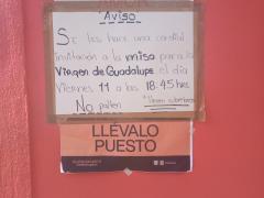 Aviso "Se les hace una cordial invitación a la misa para la virgen de Guadalupe". Fotografía: Ángel Alberto Blancas Rivera
