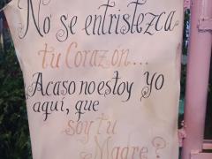 Cartel "No se entristezca tu corazón... Acaso no estoy yo aquí, que soy tu Madre? Fotografía: Ángel Alberto Blancas Rivera