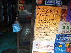 Entrada de Abarrotes Andresito, se aprecia un cartel informativo y bolsa con cubrebocas para tomar. Fotografía: Ángel Alberto Blancas Rivera
