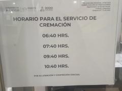 Aviso horarios de cremación en el velatorio del ISSSTE. Fotografía: Ángel Alberto Blancas Rivera.