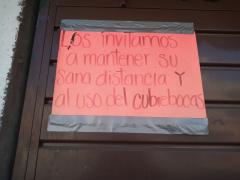 Anuncio "Los invitamos a mantener su sana distancia y al uso de cubrebocas", casa particular, Cantera, Santa Úrsula Xitla, Tlalpan. Fotografía: Ángel Alberto Blancas Rivera