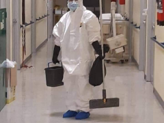 Personal de limpieza realiza su trabajo en el Instituto de Neurología. Fotografía: Ángel Alberto Blancas Rivera.