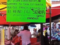 Cartulina con frase "Bienaventurados los que no usan cubrebocas...".