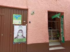 Papelería ejemplifica con cartel y mampara de acrílico, las barreras más comunes usadas en la Nueva Normalidad. Fotografía: Alma María Castellanos Chávez.