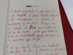 Reflexiones del paciente de la cama 220 realzadas sobre la primera página de una agenda. En la reflexión relata que un enfermero le recomendó al paciente no Olvidarse de “Dios”, pues le aseguró que siempre se acuerda del ser humano. Hospital General Ajusco Medio, calle Encinos #41, colonia Miguel Hidalgo 3ra Sección, alcaldía Tlalpan, c.p. 14250, Ciudad de México. Fotografía: Ulises Felipe Chávez Valdovinos.