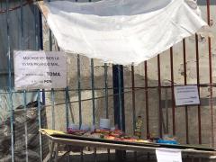 Mesa de apoyo con alimentos y letrero "Muchos vecinos la están pasando mal, si necesitas algo, toma si puedes, pon", colonia Observatorio. Fotografía: Alma María Castellanos Chávez.