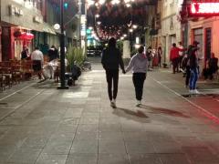 Pareja pasea de noche por el Barrio Chino de la Ciudad de México. Fotografía: Alma María Castellanos Chávez.