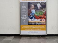 Cartel No bajes la guardia (fomento prevención de contagios al ilustrar cómo se deben llevar a cabo las medidas sanitarias de forma correcta), Metro CdMx. Fotografía: Alma María Castellanos Chávez.