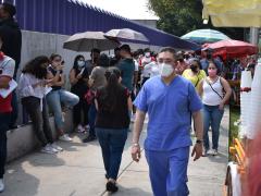 Personal médico circula sobre la acera frente al INMEGEN. Fotografía: Miguel Ángel Díaz Capula.