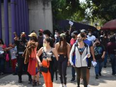 Jóvenes de entre 18 y 29 años y mayores de 30 saturan las filas para entrar al INMEGEN, donde se les aplicaría la primera dosis de la vacuna contra el COVID–19.Fotografía: Miguel Ángel Díaz Capula.