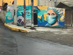 Fotografía de un mural en reconocimiento al trabajo del personal de salud.
