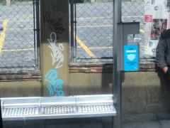 Parada de autobús con dispensador de gel antibacterial, Av. Barranca del Muerto, CdMx. Fotografía: Adriana Elizabeth Domínguez Ramírez.