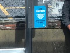 Acercamiento al dispensador de gel antibacterial en parada de autobúses, Av. Barranca del Muerto, CdMx. Fotografía: Adriana Elizabeth Domínguez Ramírez.