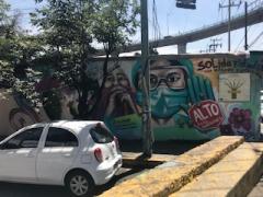 Fotografía que resalta la parte del mural donde se pide que paren las agresiones hacia el personal de salud.