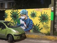 Fotografía de un mural donde un médico abraza a México y lo protege del Coronavirus.