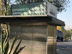 Cabina metálica con la publicidad "Evitando el contagio juntos lo lograremos". Fotografía: Adriana Elizabeth Domínguez Ramírez.