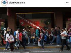 Escaparate de tienda departamental con promociones del “Buen fin 2020”. A lo largo de la calle se observa aglomeración de gente, distancia mínima de 1.5 mts casi imposible, algunas personas tienen cubrebocas, otros no y otros lo llevan mal puesto. Fotografía: Carlos Solin @carlossodin89
