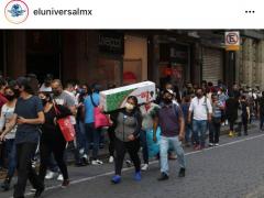 Aglomeración de personas a las afueras de la tienda Liverpool. Al centro de la imagen, una mujer lleva sobre su hombro un árbol navideño artificial. Fotografía: Carlos Solin @carlossodin89