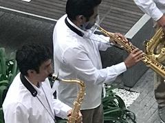 Saxofonista toca con careta integrada a su instrumento.